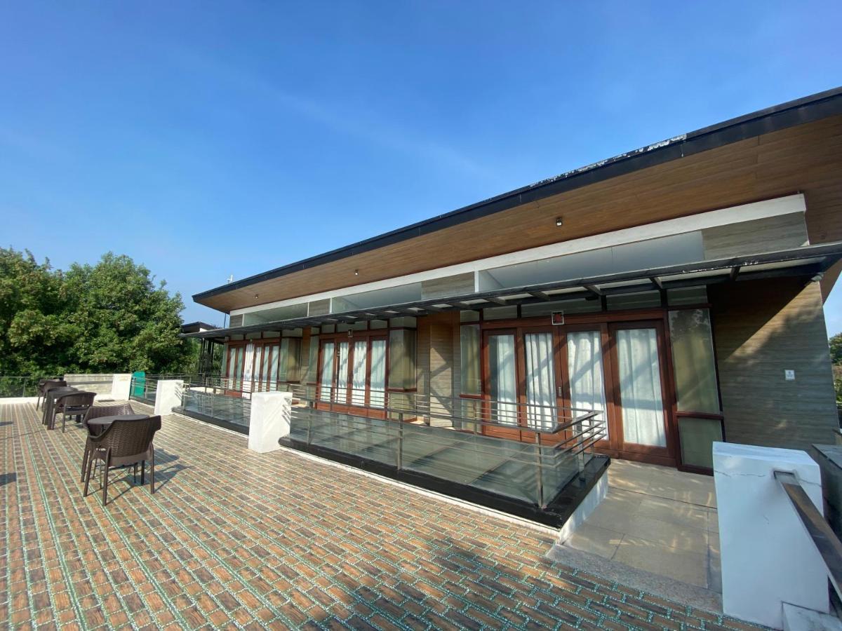 Floating Sanctuary Resort Powered By Cocotel Bulacan Exterior photo
